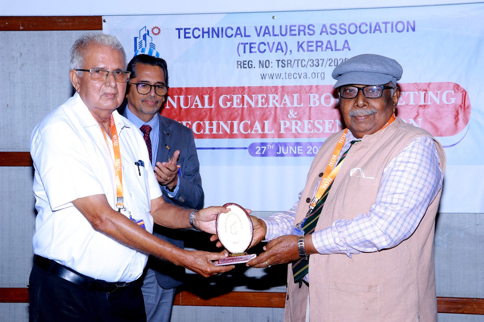 Memento to Senior valuer, Life member and Tecva Ernakulam District Vice President Vr. K. C. Francis (FIE, C.Eng. FIA Structural Eng, F.I.V).